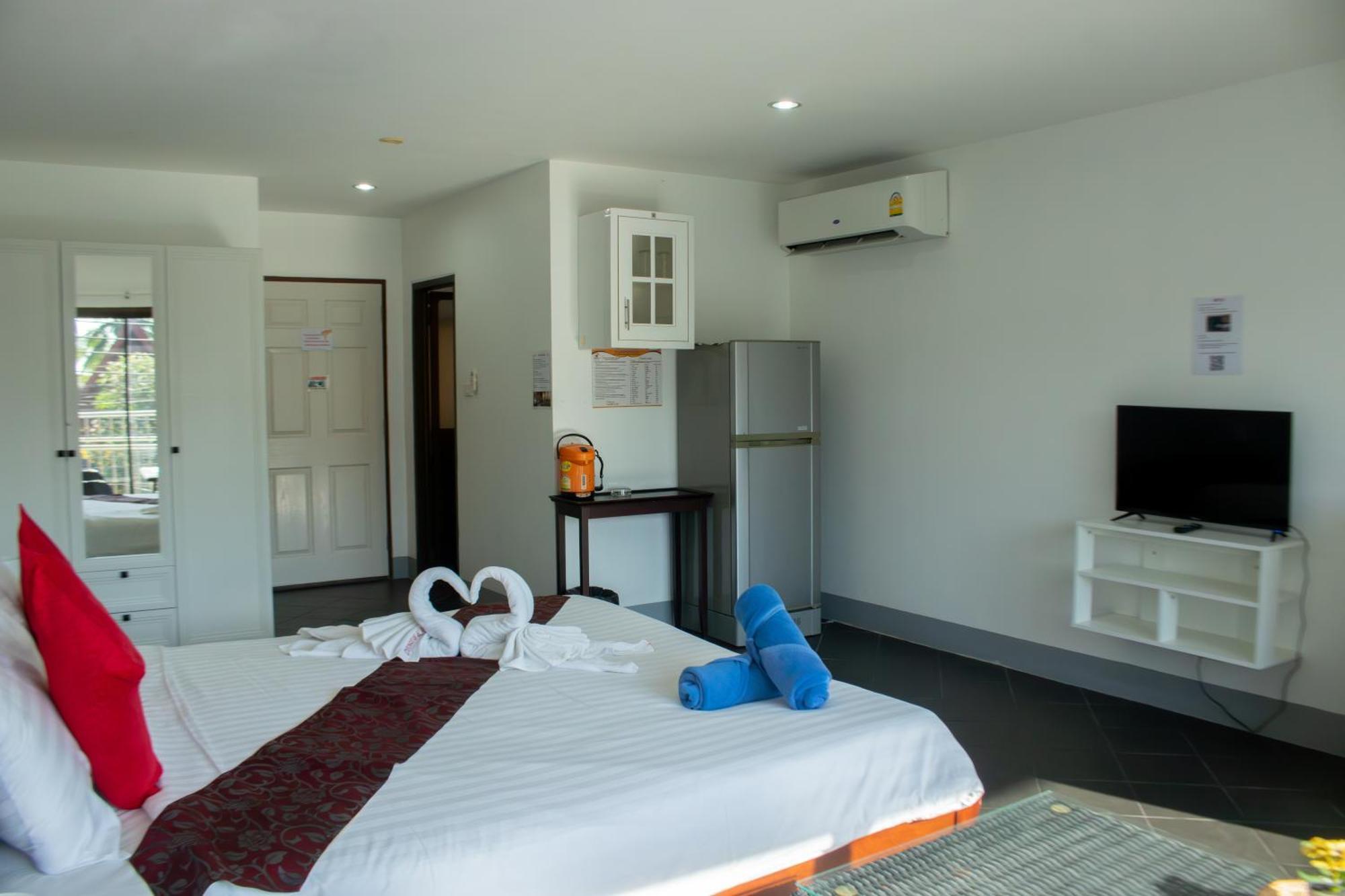 Deng'S Kamala Beach Guesthouse Exteriör bild