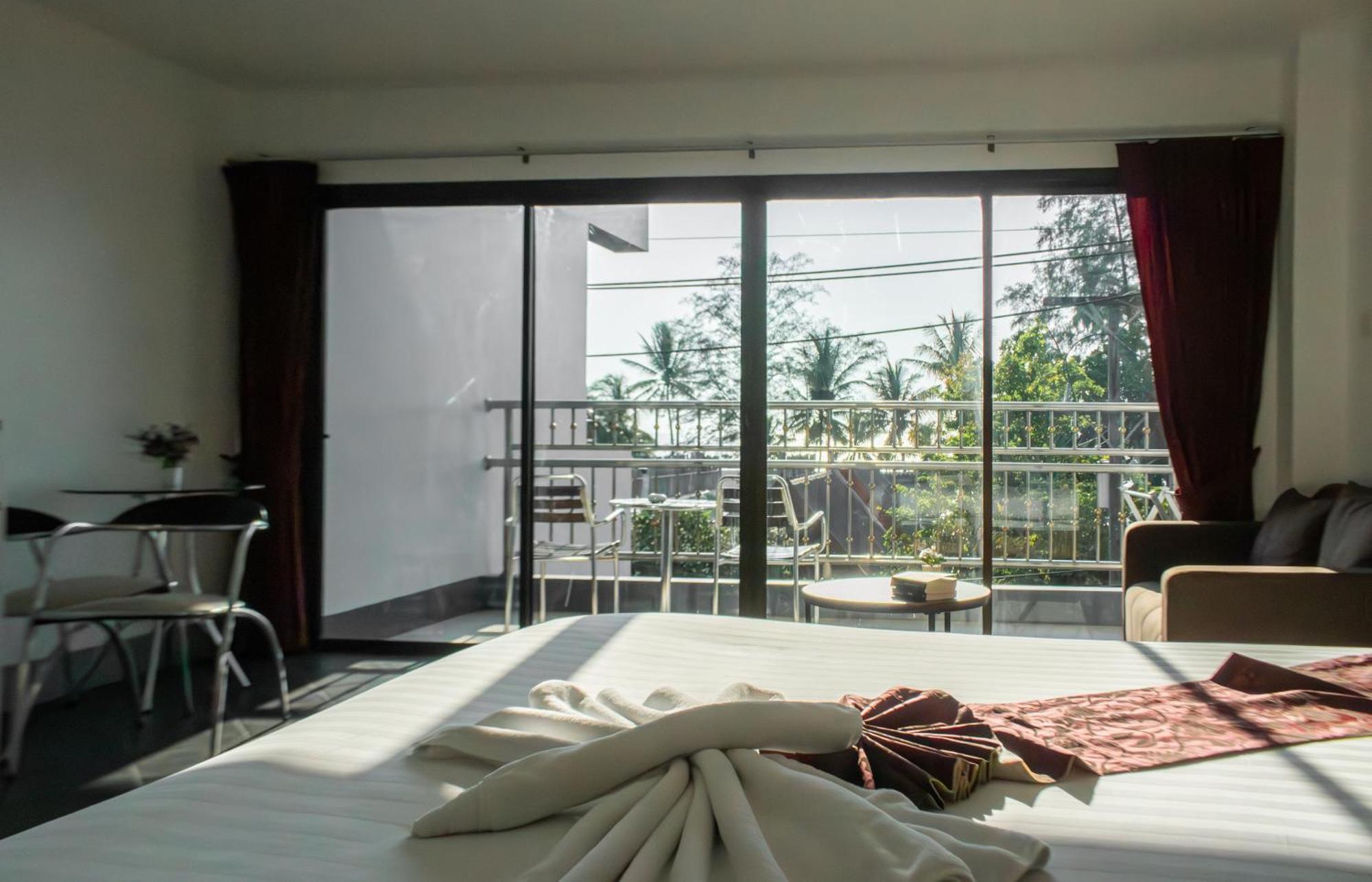 Deng'S Kamala Beach Guesthouse Exteriör bild