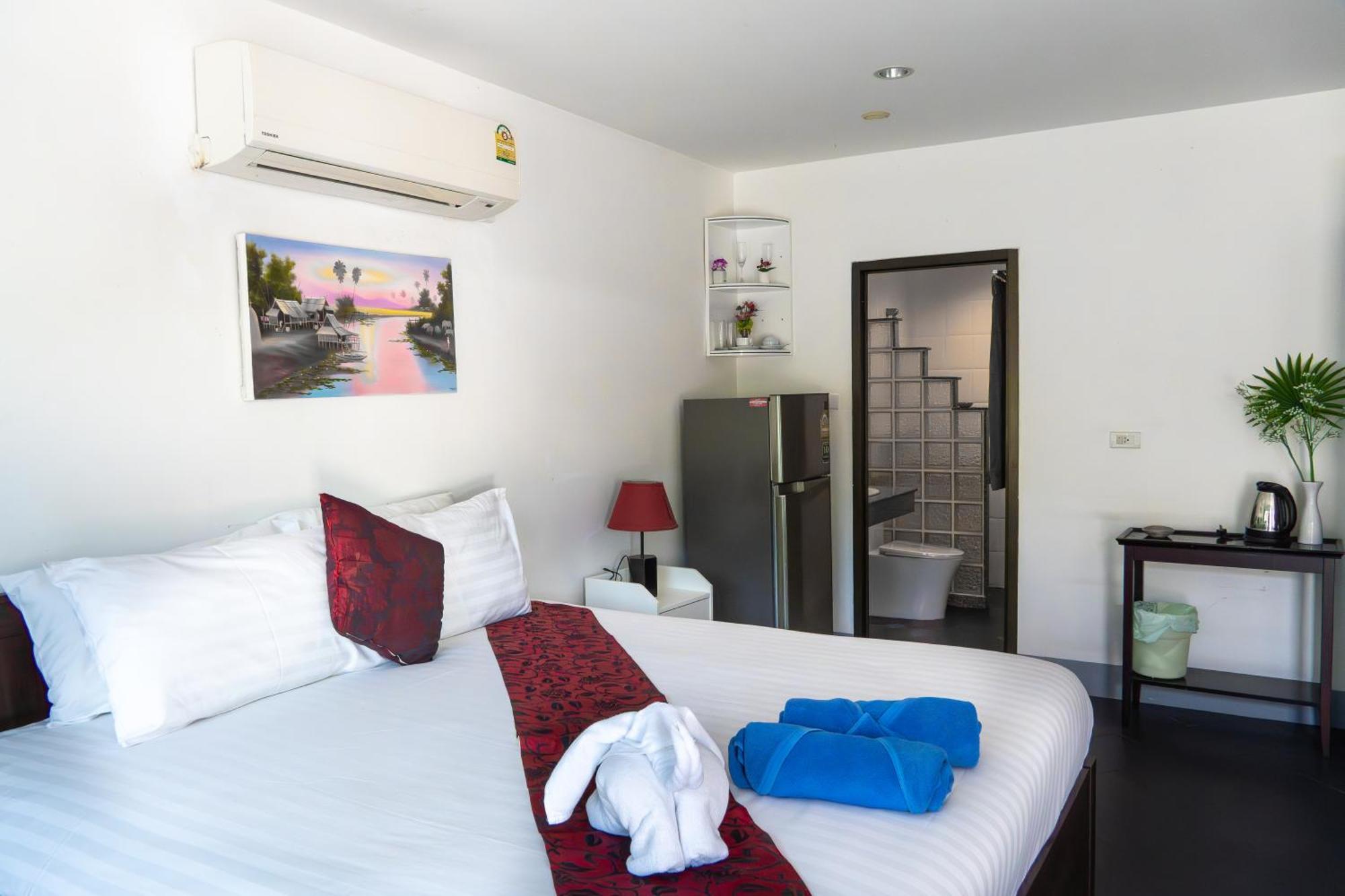 Deng'S Kamala Beach Guesthouse Exteriör bild