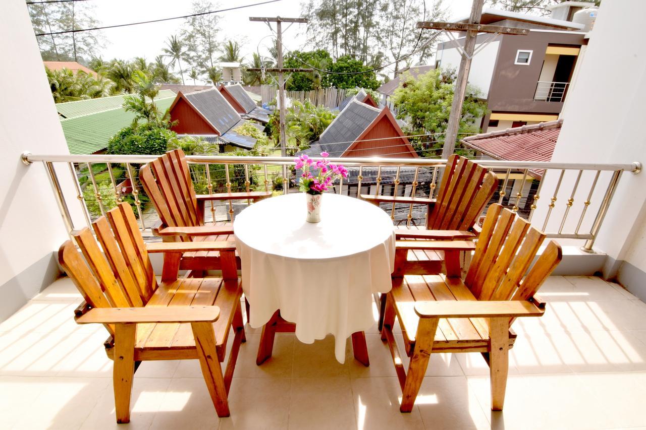 Deng'S Kamala Beach Guesthouse Exteriör bild