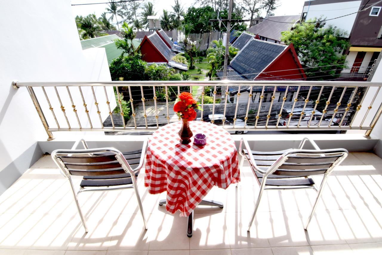 Deng'S Kamala Beach Guesthouse Exteriör bild